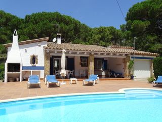 Casa a Carrer ramon llull 36. Se vende casa con piscina en residencial begur, costa brava