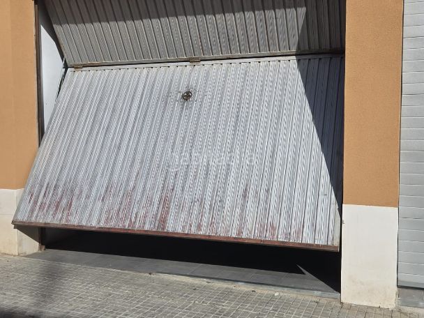 Foto c062a3e8-7d43-4cc4-8262-41bdfebfb9b5. Parking coche en carrer baix ebre 4 garaje acceso doble puerta + altillo + wc en Valls