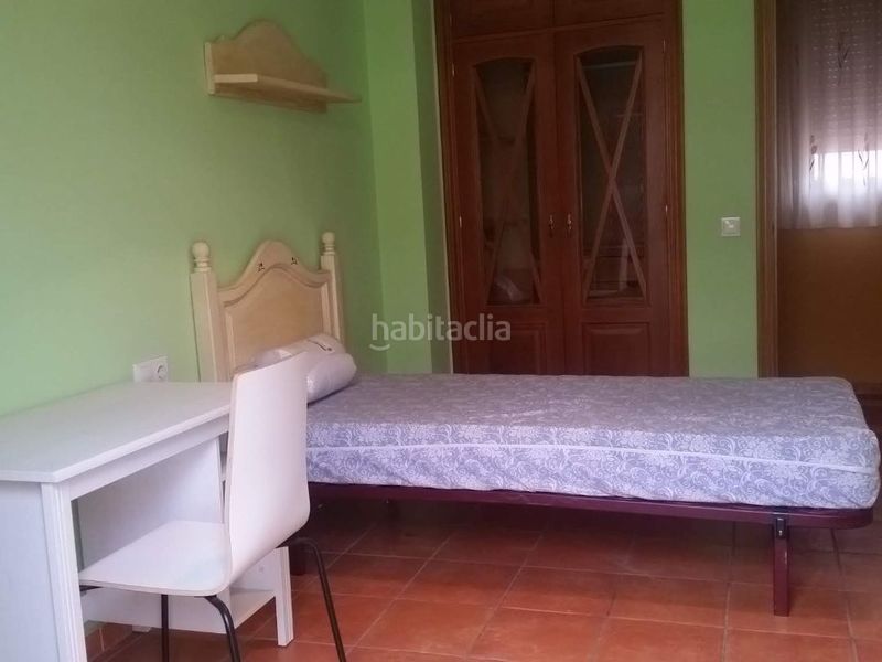 Foto 16d10d54-07a1-47dd-81bf-91ce48c6d3fe. Casa adossada a calle velázquez 11 a Algaba (La)
