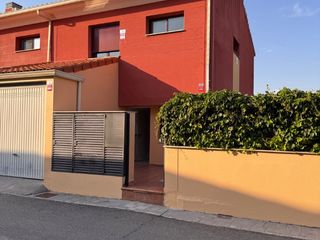 Casa adossada a Profesor manuel criado del val 2. ¡exclusivo chalet pareado de esquina en torija!
