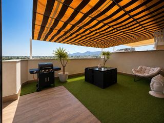 Àtic a C/ sant cristòfol 106. Ático reformado con terraza de 30 m², 2 plazas de parking y tras