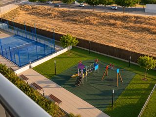 Pis a Enginyer santi companys 56. Piso seminuevo con terraza, 2 parkings y trastero · piscina y pá