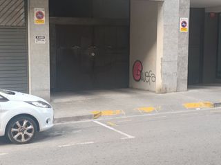 Posto auto in Calle santa eugenia  25. Plaza para coche grande, coche mediano y moto – santa eugènia 23