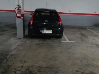 Autoparkplatz in Calle santa eugenia  25. Plaza para coche grande, coche mediano y moto – santa eugènia 23