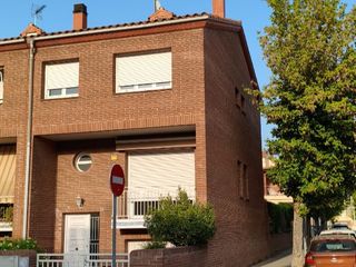 Casa adosada en Cami ral 53. Casa unifamiliar a reformar