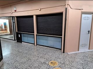 Geschäftsraum in Calle enamorats 93. Local en venta o alquiler(galerias encans)