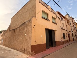 Haus in Josep nin 11. Casa de pueblo de 302 m² 4 plantas con garaje, almacén y dos ter