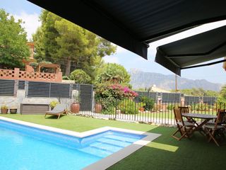 Chalet in Carrer alemanya 10d. Espectacular casa en planta única con piscina, vistas a montserr
