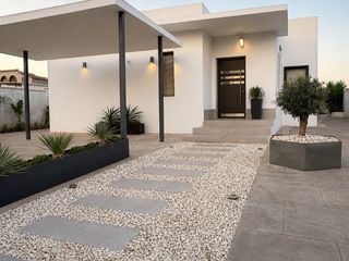 Chalet en Calle pino rojo 6. Exclusiva villa de diseño con piscina y parcela de 1.250 m² junt