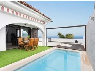 Chalet en Calle el pino 6. Villa reformada con piscina climatizada y vistas al mar — icod d