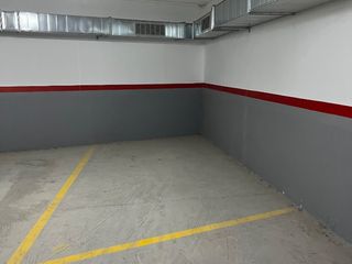 Miete Autoparkplatz in Ronda de les tàpies 14. Plaça de parquing en un parquing subterrani, amb rampa, ascensor