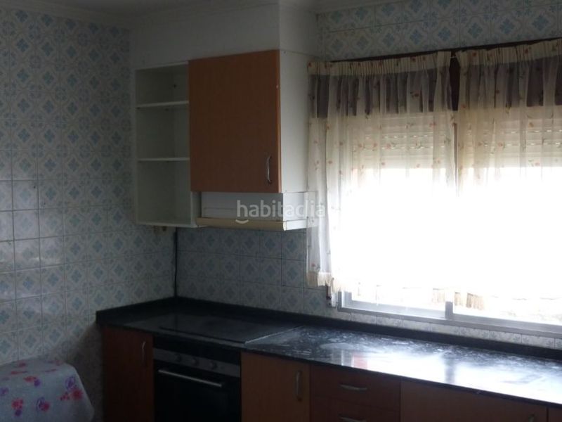 Foto eee9bd32-4759-43eb-8cc7-fb783a4ce5e8. Casa en camiño casal 5 edificio con 4 viviendas en san xoan - 326 m2 y parcela - se entrega vacio en Poio