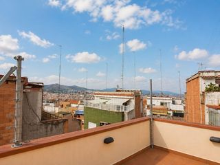 Flat in Carrer l'alcalde de zalamea 18. Piso en venta en el carmel, con terraza privada de 50 m² junto a