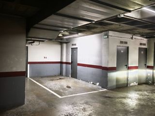 Aparcament cotxe a Avinguda de la constitució 98. Pàrquing para coche grande