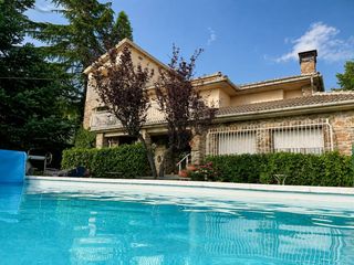 Xalet a Carretera de riofrío 20. Chalet independiente con piscina y jardín en navas de riofrío. a