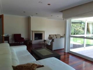 Casa aparellada a Rua ferrol  33. Lugar que ofrece tranquilidad, comodidad y proximidad.