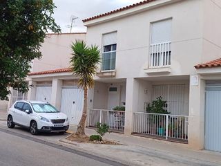 Casa adossada a Alcalde josé idrag 46. Particular vende adosado en marines con placas solares