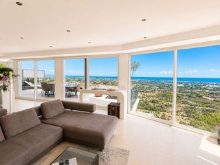 Chalet en Carrer maia 60. Villa moderna con impresionante vista panorámica al mediterráneo