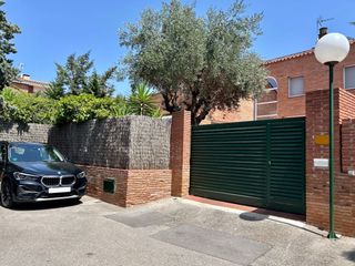 Casa bifamiliare in Fogueroses 30. Casa completamente amueblada en matadepera (zona residencial)