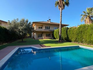 Lloguer Casa aparellada a Carretera de l'amunt 84. Preciosa pareada con piscina