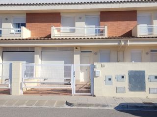 Reihenhaus in President josep tarradellas 11. Casa de 4 habitaciones con gran patio, 3 baños, garaje y soláriu