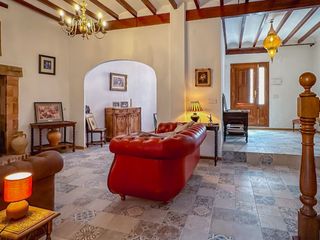 Maison jumelée à Carrer santisimo christo 28. Experience authentic spain and the tranquillity of this traditio