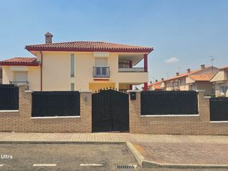 Chalet in Avenida valle de alcudia 2. Casa unifamiliar unica en el conjunto