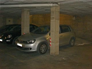 Aparcament cotxe a Bisbe lorenzana 7. Parking cèntric + traster