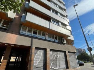 Rent Business premise in Santa eugenia  102. Local con excelente ubicación y visibilidad. zona muy comercial