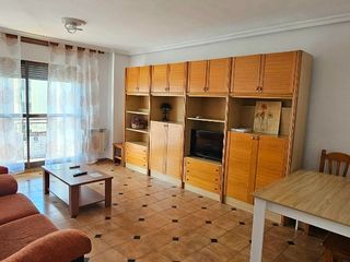 Rent Flat in Avenida de hernán cortés  68. Piso para estudiantes, muy amplio, luminoso y con parada de bus