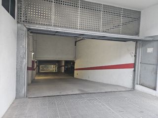 Autoparkplatz in Carrer enric granados 6. Plaza para vehiculo grande.