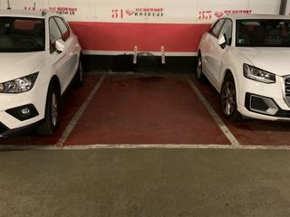 Lloguer Aparcament cotxe a Plaça del sòl de baix 5. Plaza de parking de en les corts, coche mediano o moto