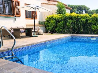 Rent Towny house in Carrer isabel de villena 40. Chalet con piscina privada en residencial begur | alquiler de te