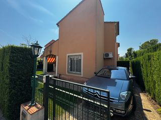 Doppelhaus in Carrer mont-roig de sió 13. Casa pareada con mucho encanto!