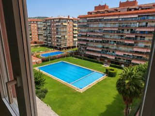 Etagenwohnung in Av del mar 24. Vivienda luminosa con terraza y piscina comunitaria.