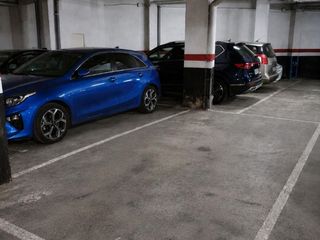 Parking coche en C/ maladeta 24. Plaza amplia, cómoda y muy versátil, especialmente adecuada para