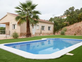 Chalet in Carrer bedoll 75. Casa reformada con piscina privada