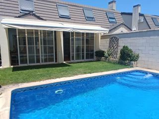Casa aparellada a Calle italia 47. Chalet pareado listo para entrar a vivir, urbanización asentada