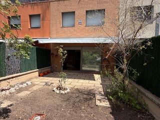 Casa adosada  Carrer de la sembra 19. Vivienda unifamilar, muy bien comunicada, en  muy  buen estado d
