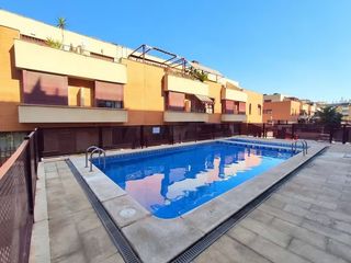 Maison jumelée à Carrer américa 49. Adosado de 5 habitaciones con piscina y amueblado