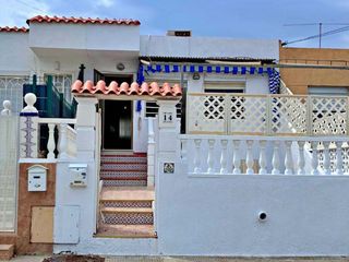 Casa adosada en Avenida america 14. Casa adosada de una planta con 2 habitaciones y un patio grande