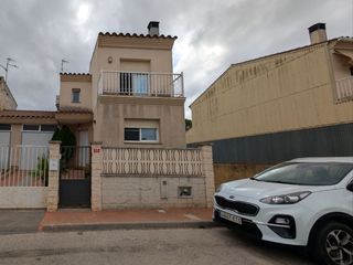 Casa bifamiliare in Avinguda catalunya 51. Casa pareada con jardín en lligallo del ganguil