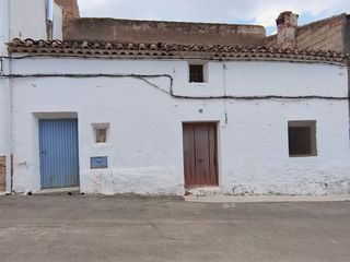 Casa en Calle los geranios 20. Una casa con historia, un patio con encanto y todo el potencial