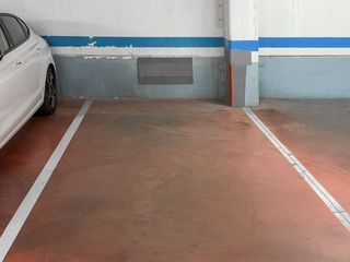 Autoparkplatz in Joaquim monmany 12. Plaza de garaje de fácil acceso para coche grande (particular)