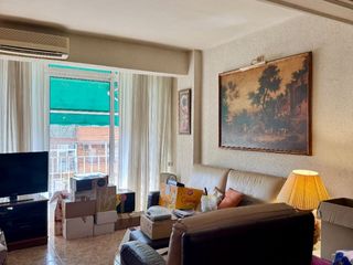 Pis a Encarnació 200. Piso de 3 habitaciones con una distribución práctica y grandes p