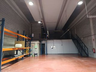 Rent Industrial building in Carrer carrasco i formiguera 18. Nave en alquiler
