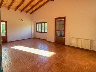 Affitto Casale in Carrer de sant roc 24. Casa de campo con jardín y piscina compartidos, entre la natural
