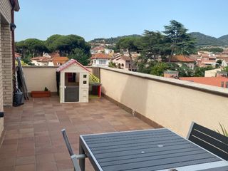 Àtic a Avinguda sant jeroni 1. Pis acollidor i tranquil.