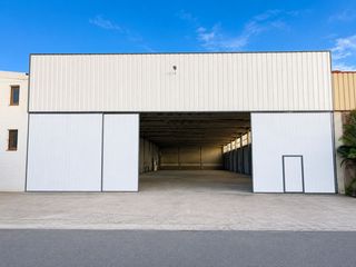 Rent Industrial building in Licoristes 29. Nave industrial de más de 1.050 m², hasta 7,8 m de altura y capa