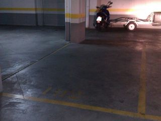Aparcament cotxe a Doctor villacián 41. Vendo garaje en edificio puerta real en c/ doctor villacián 41 e